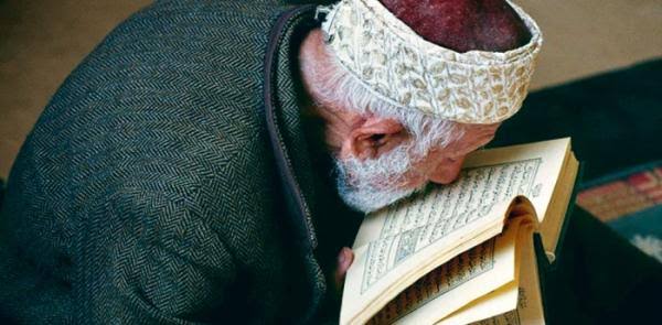 Mencium-al-quran-bolehkah